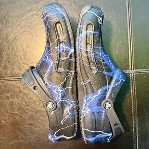 (Clearance) Crocs Bistro Graphic Clogs, black and blue lightning bolt Men’s 10